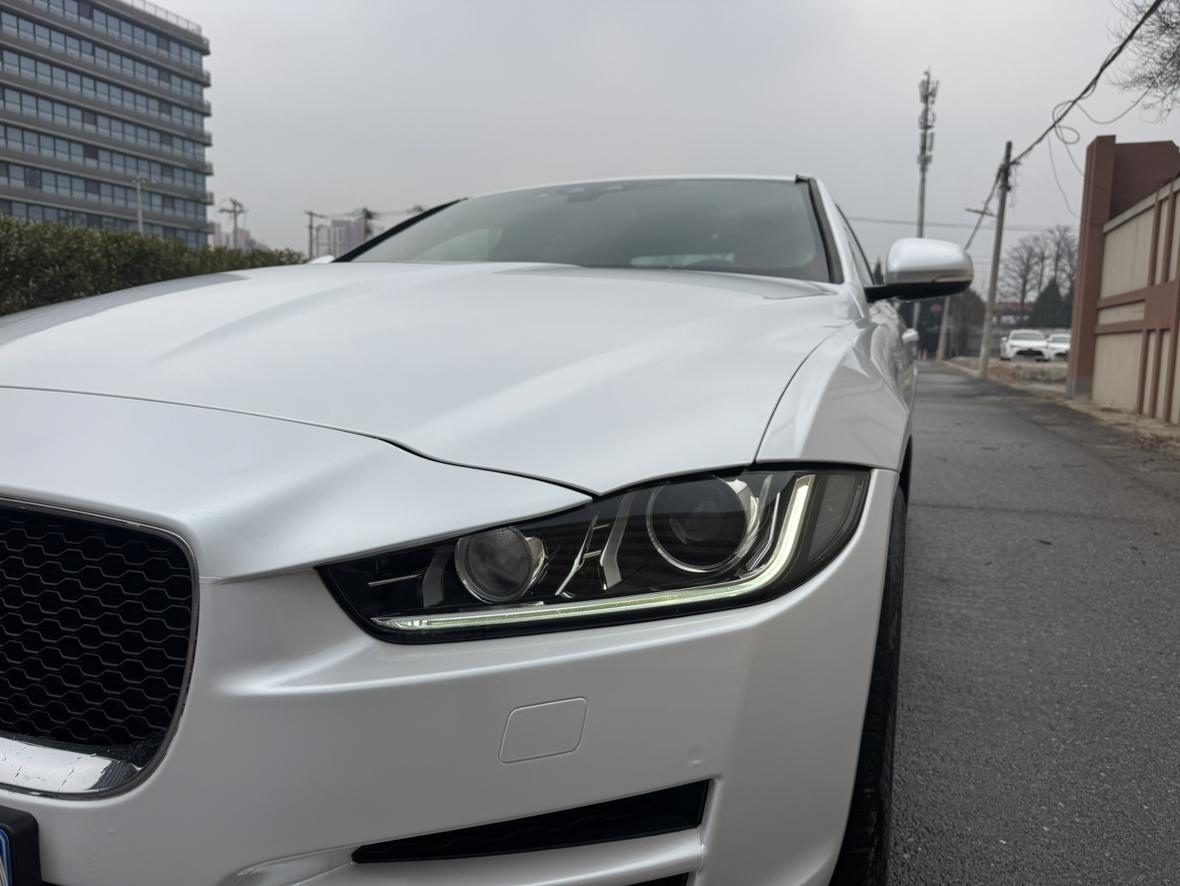 Jaguar XE 2018 thumb 5
