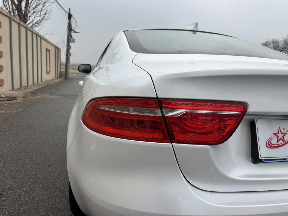 Jaguar XE 2018 thumb 6