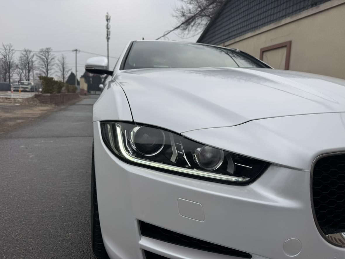 Jaguar XE 2018 thumb 8