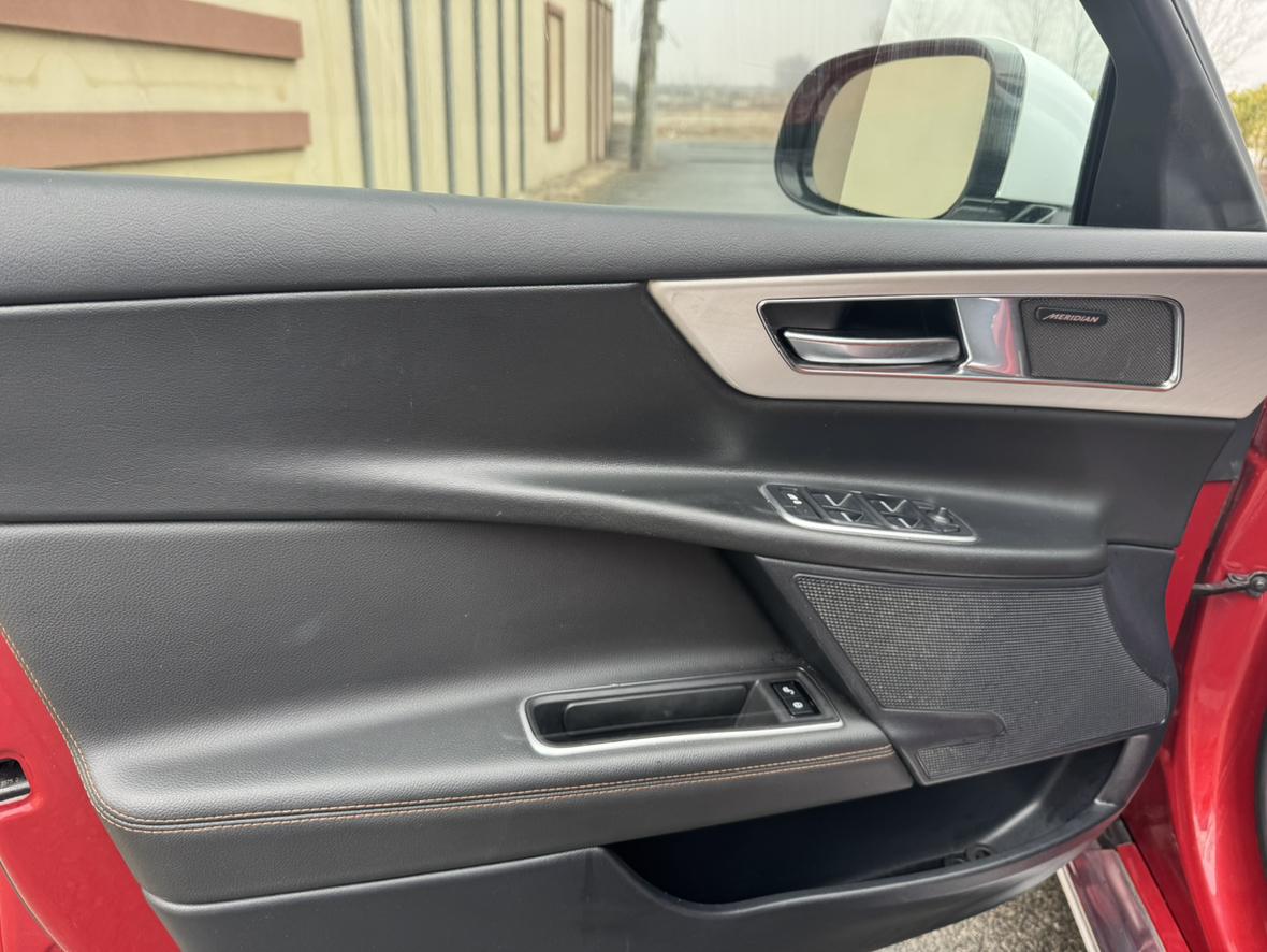 Jaguar XE 2018 thumb 9