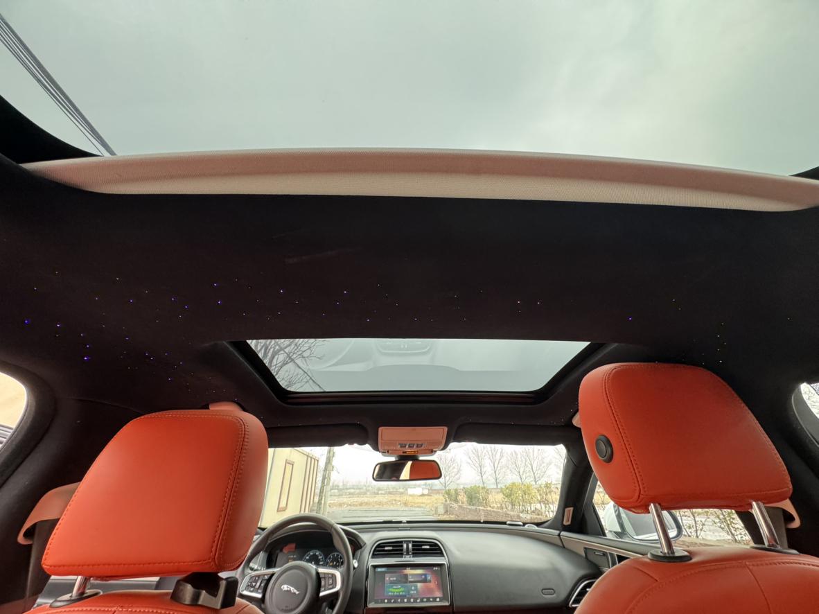 Jaguar XE 2018 thumb 11