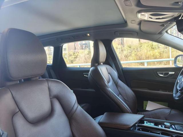Volvo XC60 2019 thumb 2