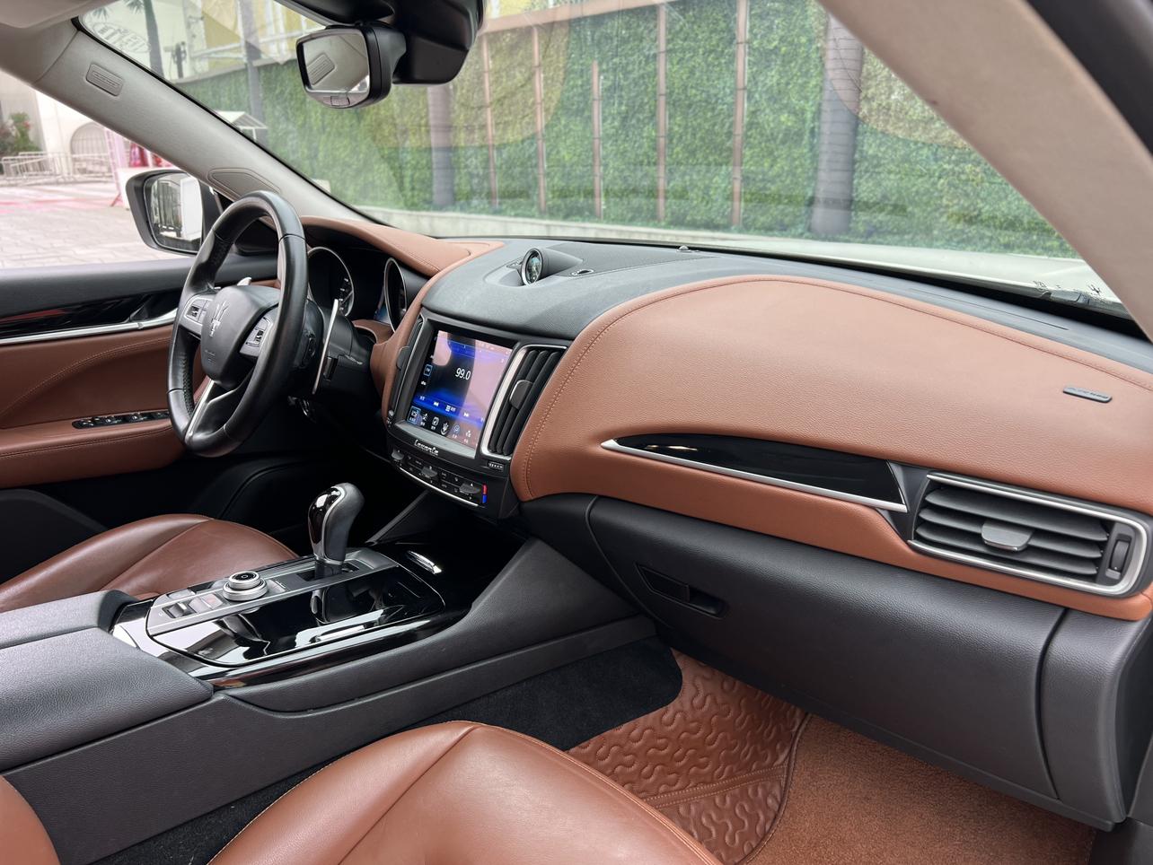 Maserati Levante 2018 thumb 12