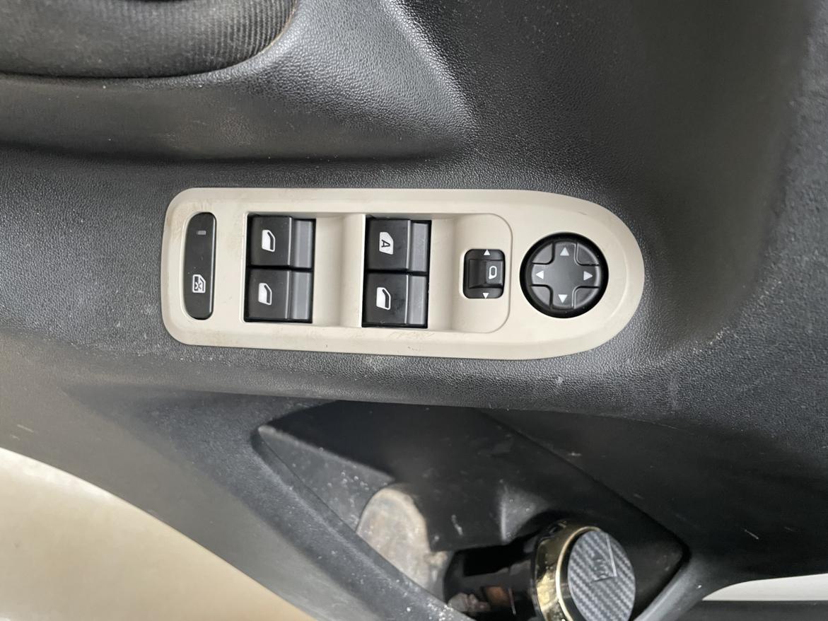 Peugeot 301 2014 thumb 9