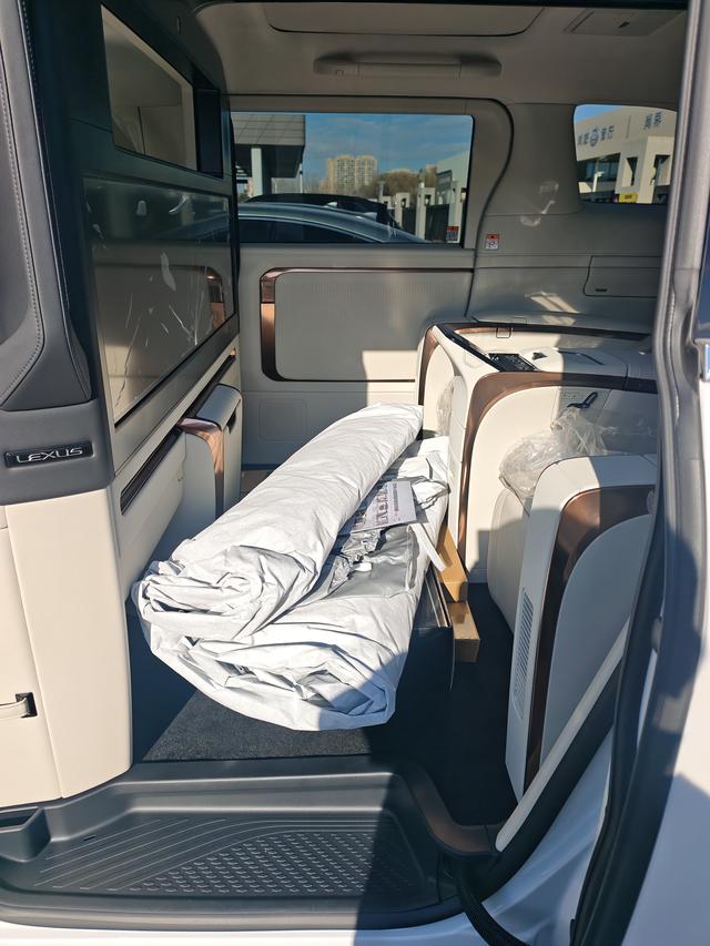 Lexus LM 2023 thumb 2