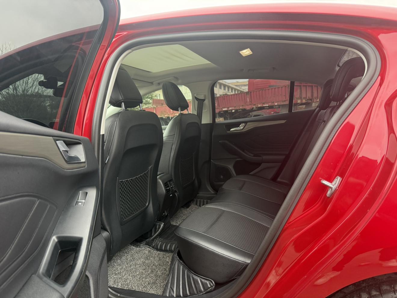 Ford Focus ST 2019 thumb 8