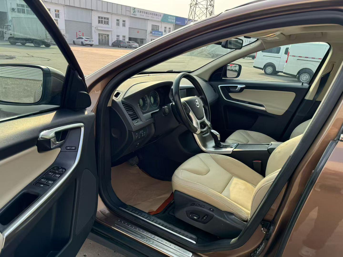 Volvo XC60 2012 thumb 6