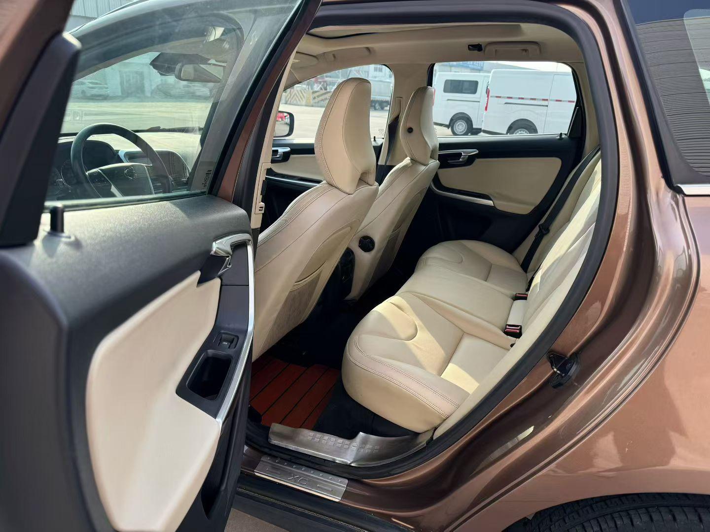 Volvo XC60 2012 thumb 7