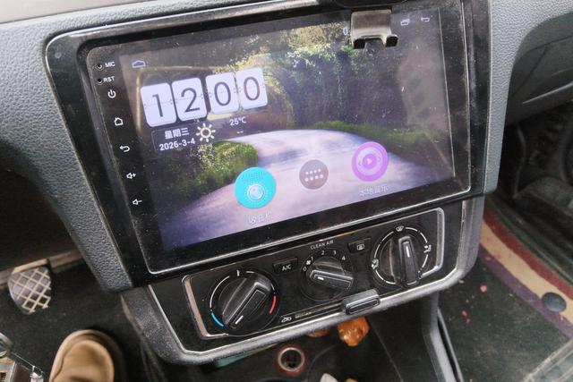 Volkswagen Santana 2016 thumb 10