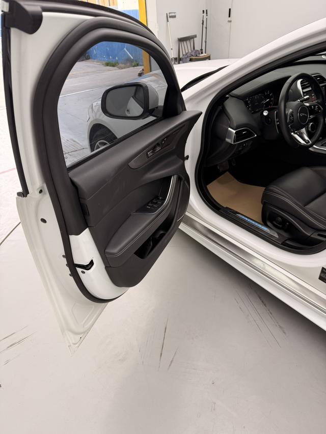 Jaguar XE 2020 thumb 2