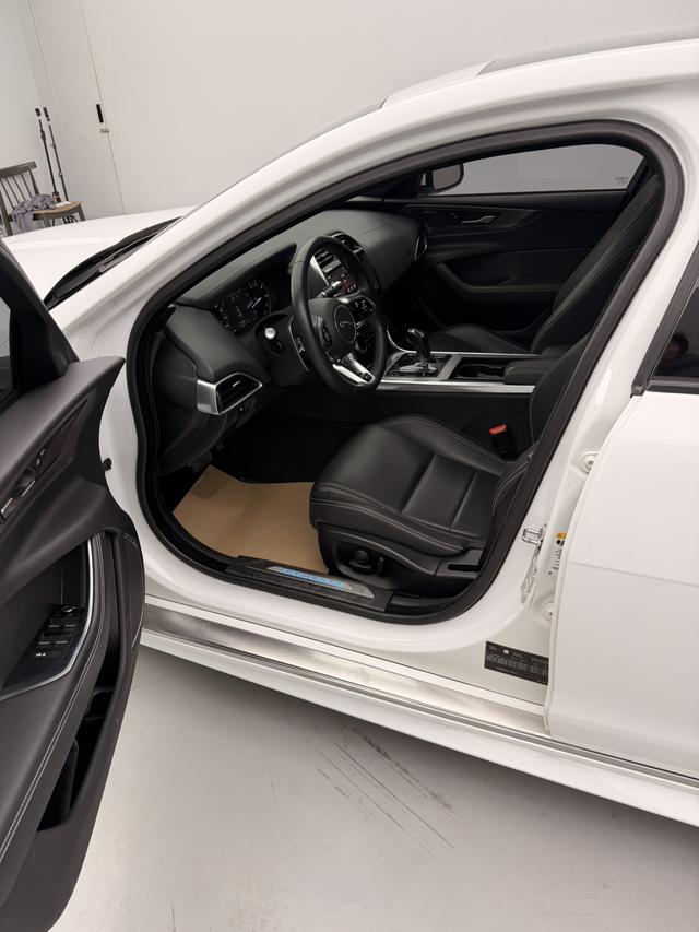 Jaguar XE 2020 thumb 3