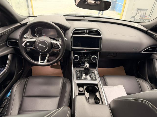 Jaguar XE 2020 thumb 4