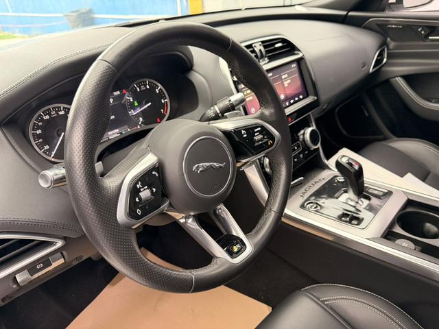 Jaguar XE 2020 thumb 5