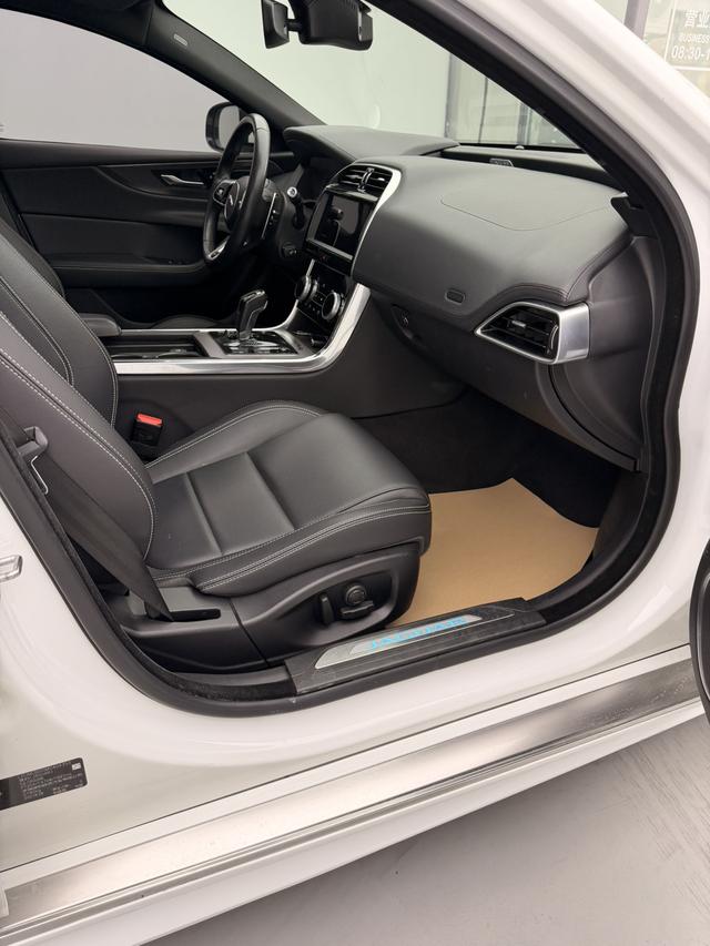 Jaguar XE 2020 thumb 6