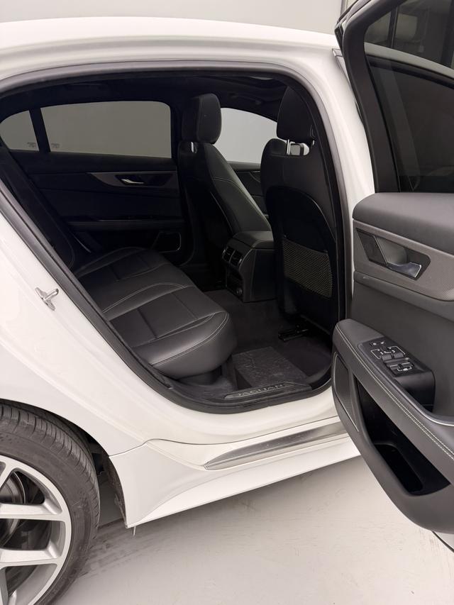 Jaguar XE 2020 thumb 7