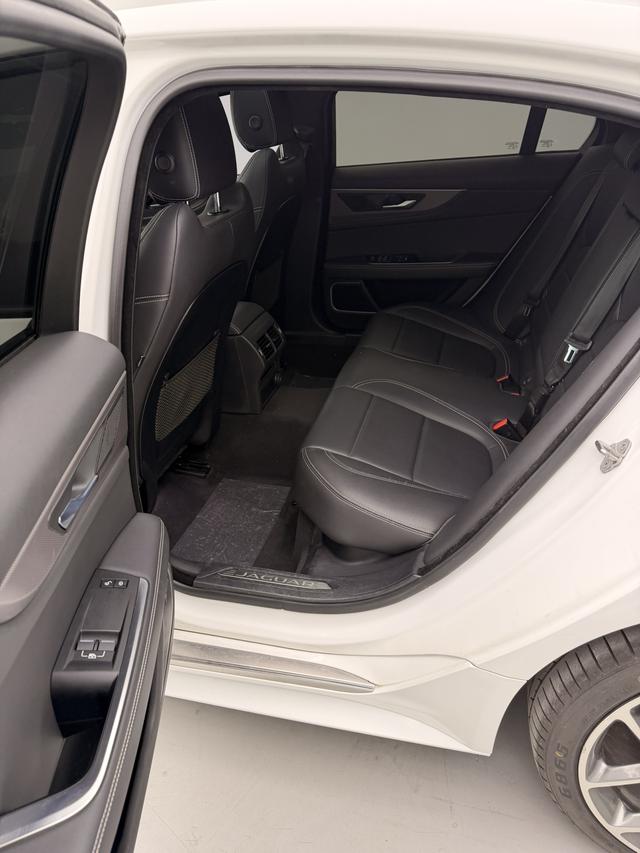 Jaguar XE 2020 thumb 8