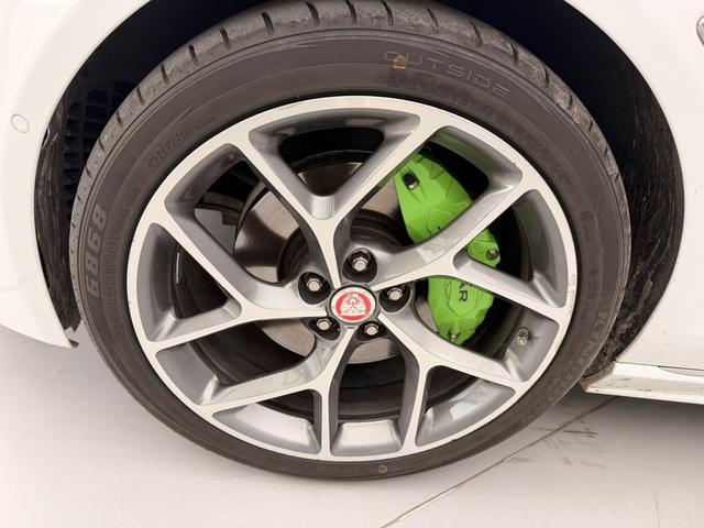 Jaguar XE 2020 thumb 9