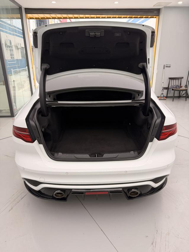 Jaguar XE 2020 thumb 11