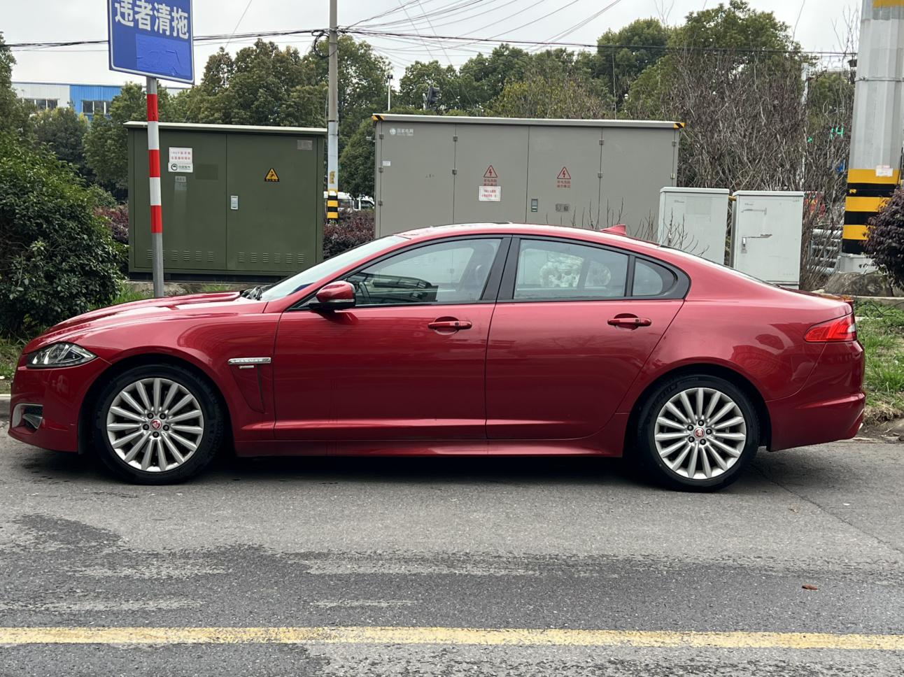 Jaguar XF 2015 thumb 2