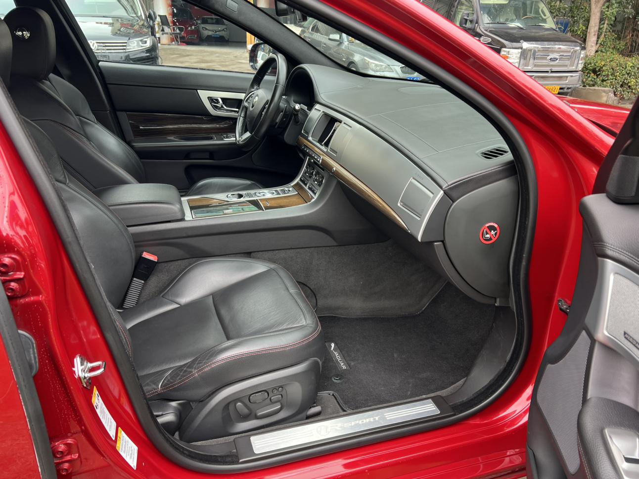 Jaguar XF 2015 thumb 6