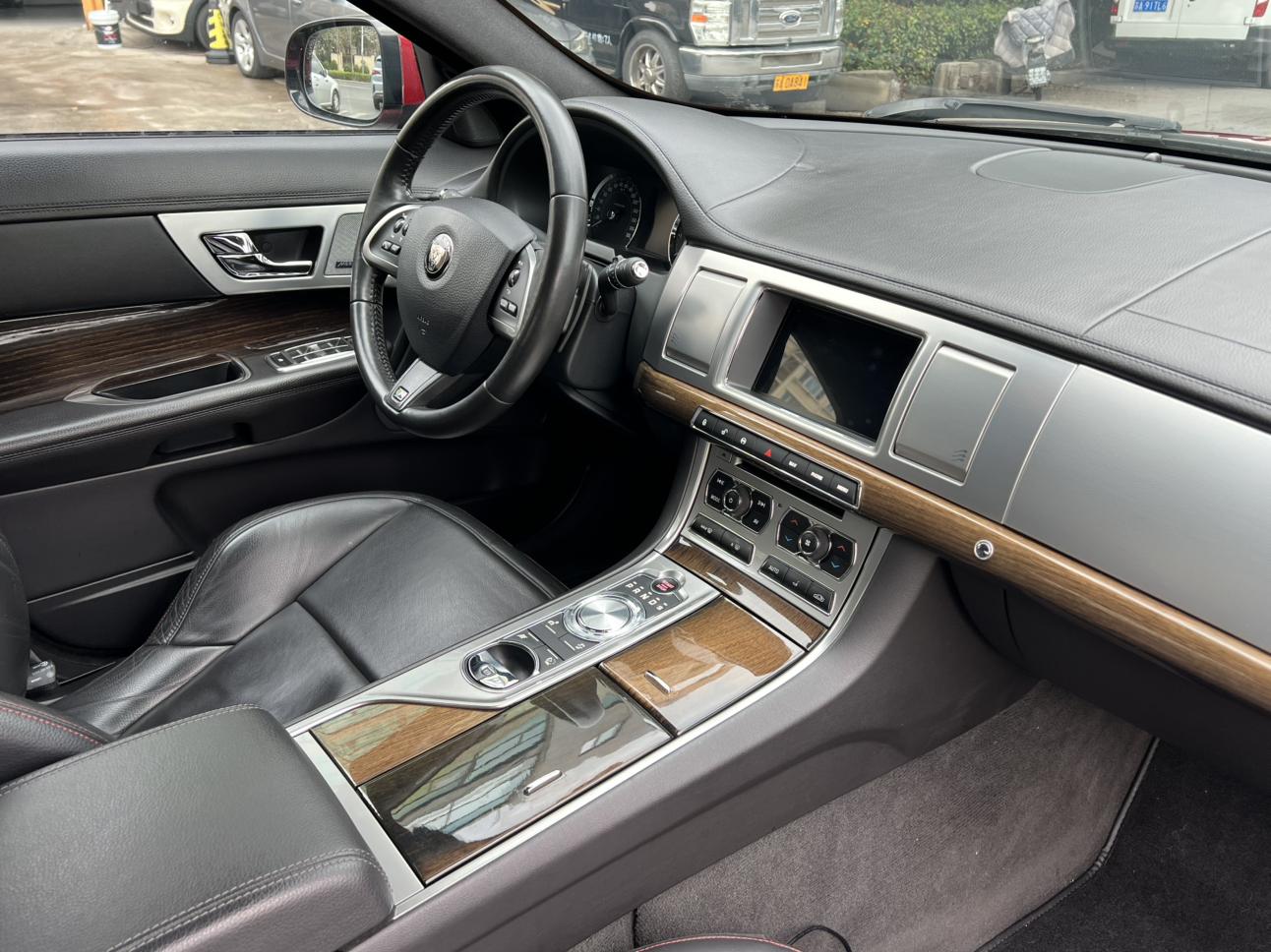 Jaguar XF 2015 thumb 10