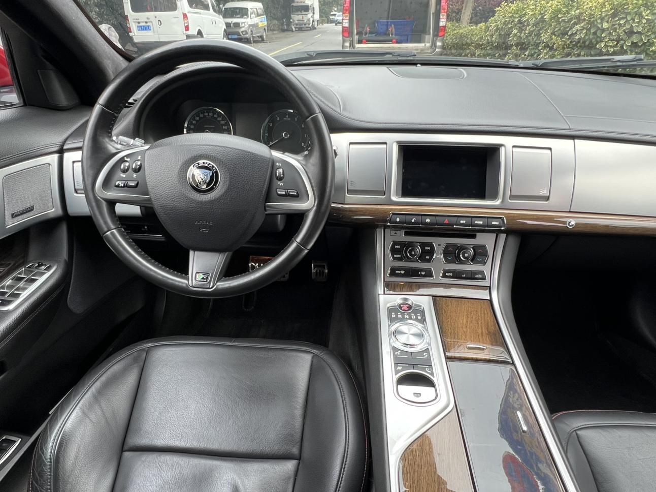 Jaguar XF 2015 thumb 11