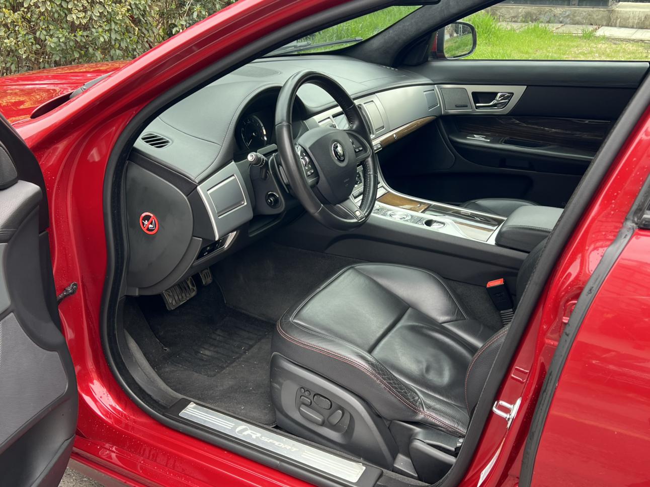 Jaguar XF 2015 thumb 12