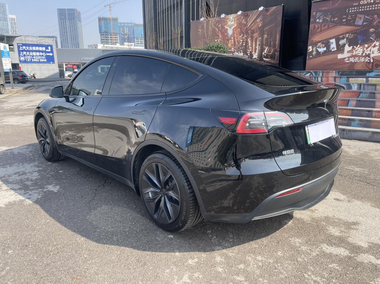 Tesla Model Y 2023 thumb 2