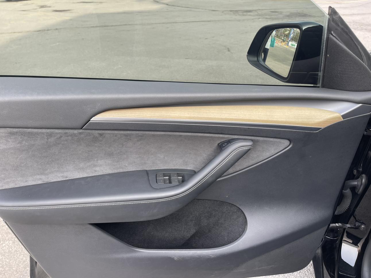 Tesla Model Y 2023 thumb 5