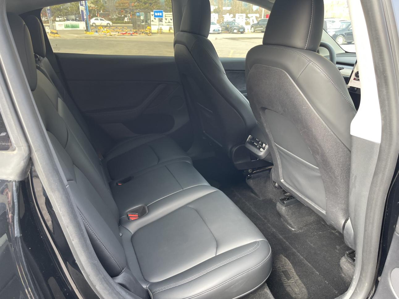 Tesla Model Y 2023 thumb 10