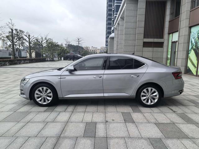 Skoda Superb 2019 thumb 4