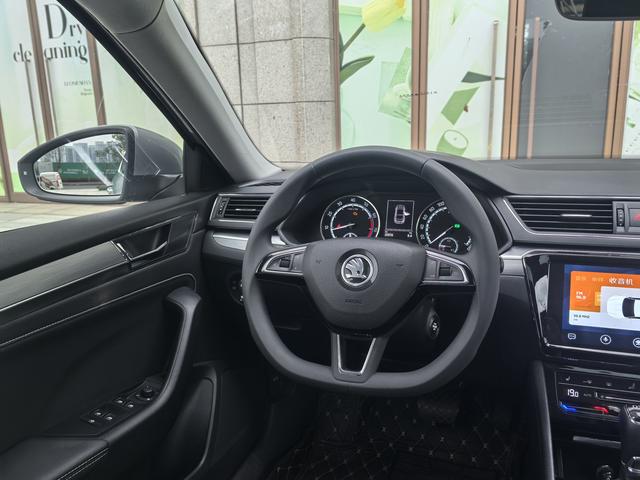 Skoda Superb 2019 thumb 12