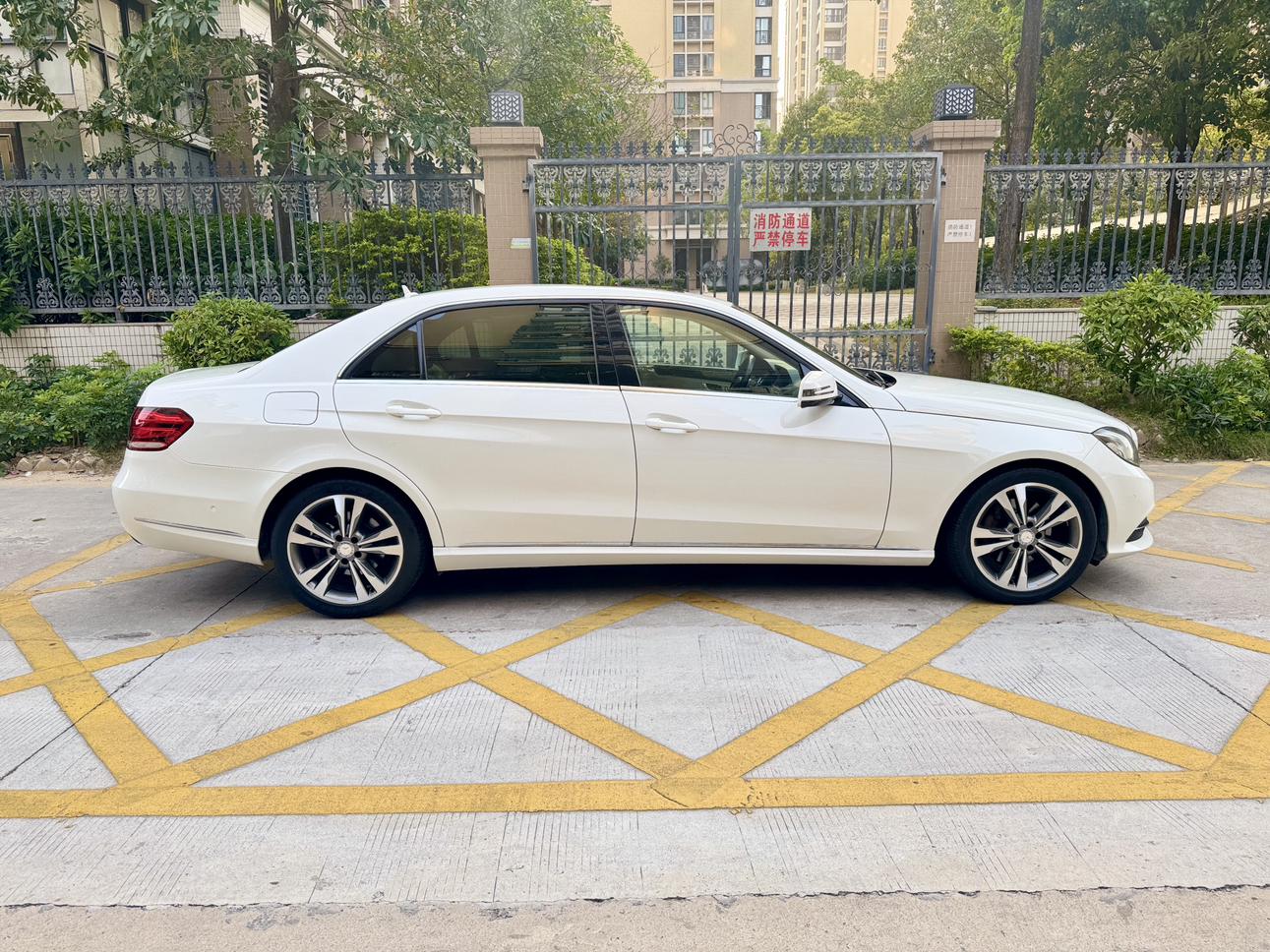 Mercedes-Benz E-Class 2013 thumb 3