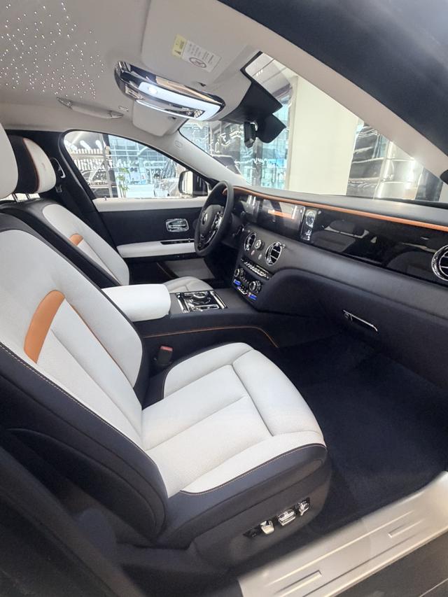 Rolls-Royce Ghost 2024 thumb 4