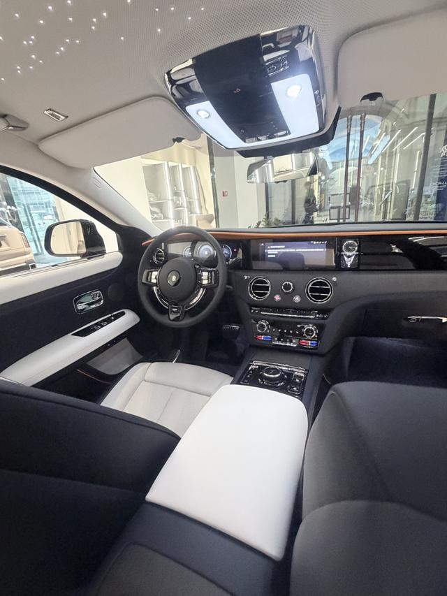 Rolls-Royce Ghost 2024 thumb 8