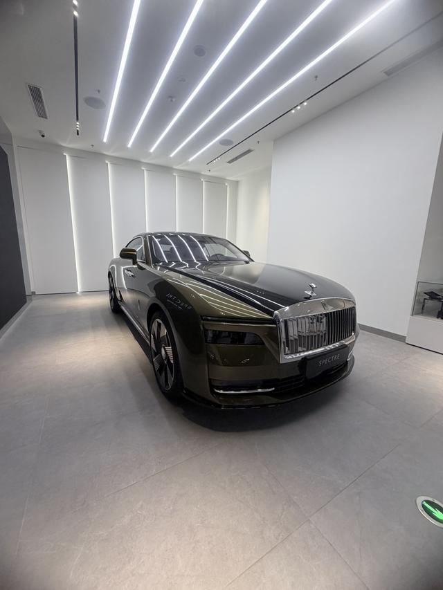 Rolls-Royce Shan Ling 2023 thumb 2