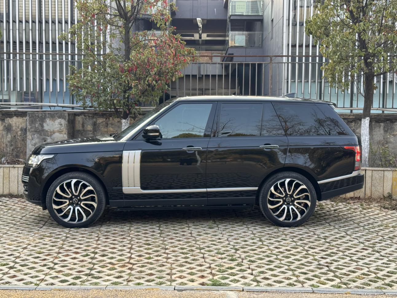 Land Rover Range Rover 2018 thumb 2