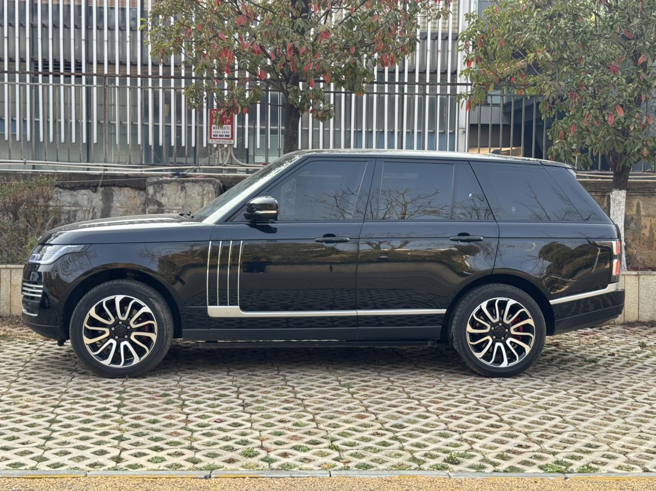 Land Rover Range Rover 2017 thumb 2