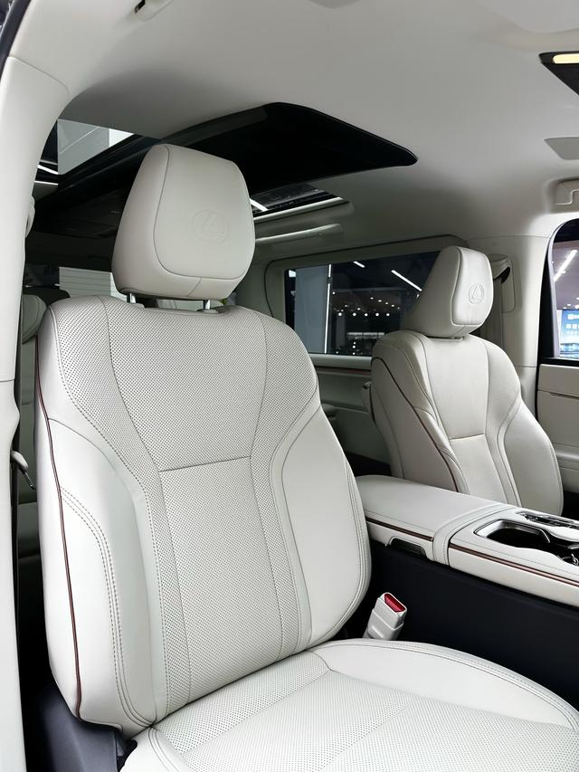 Lexus LM 2023 thumb 9