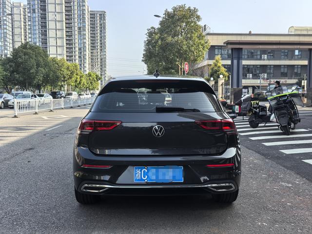 Volkswagen Golf 2023 thumb 2