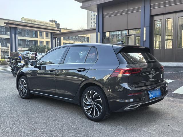 Volkswagen Golf 2023 thumb 3