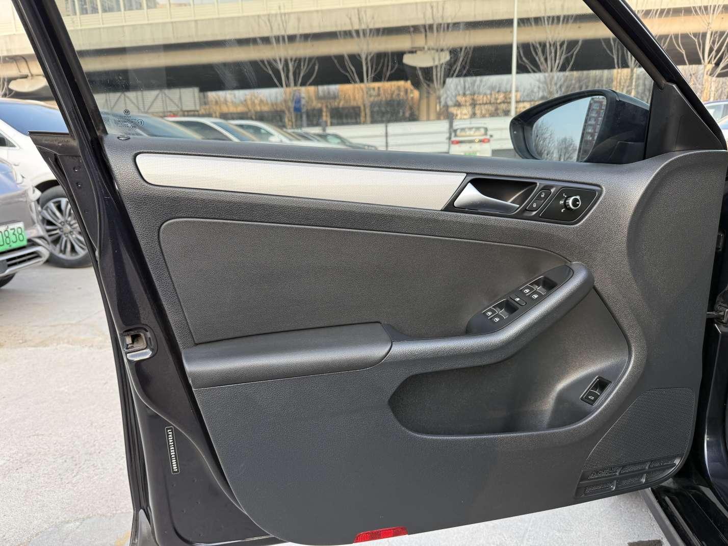 Volkswagen Sagitar 2014 thumb 6