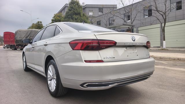 Volkswagen Passat 2019 thumb 2