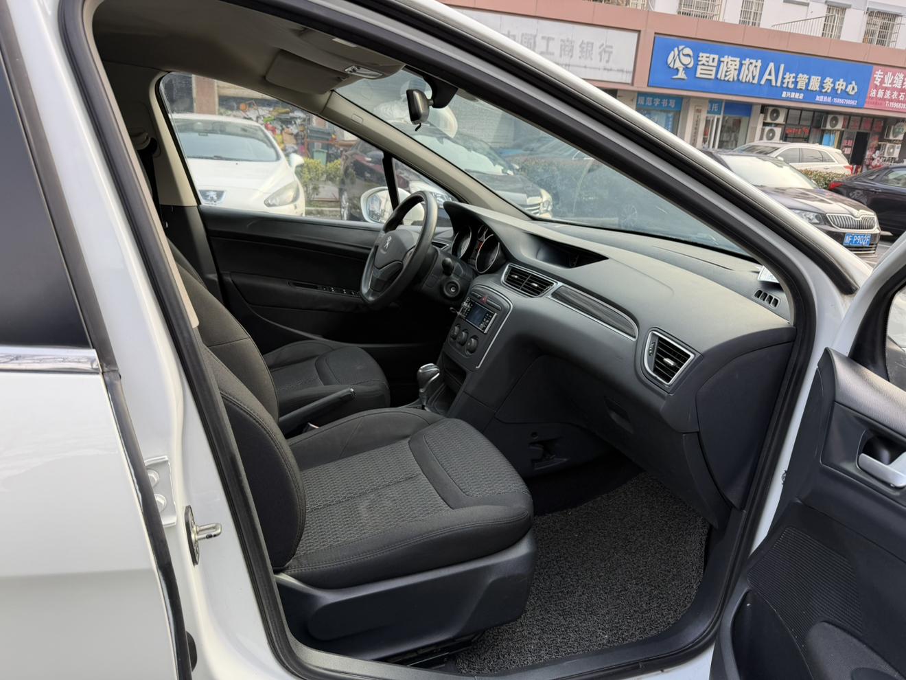 Peugeot 308 2014 thumb 9