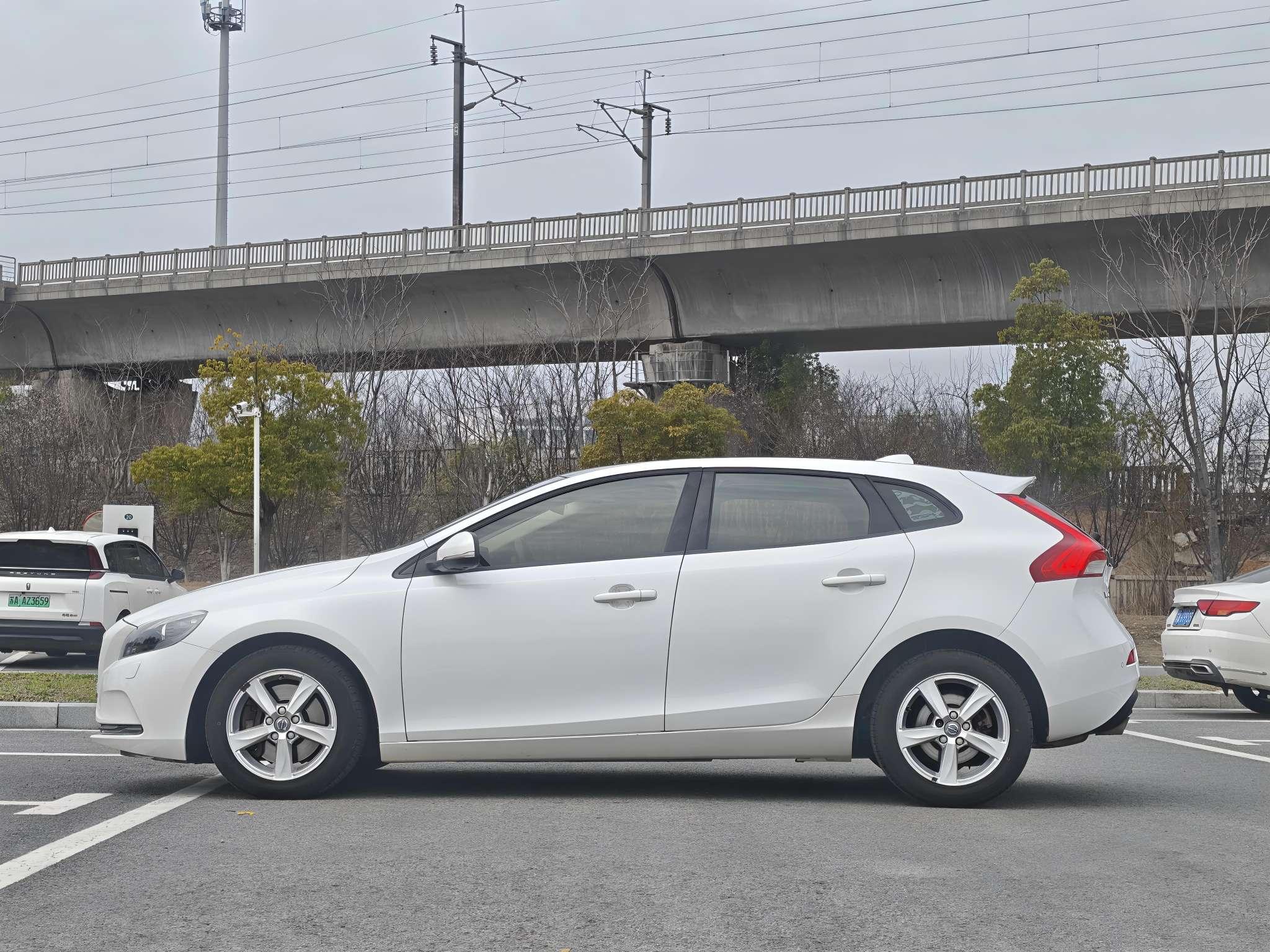 Volvo V40 2016 thumb 2