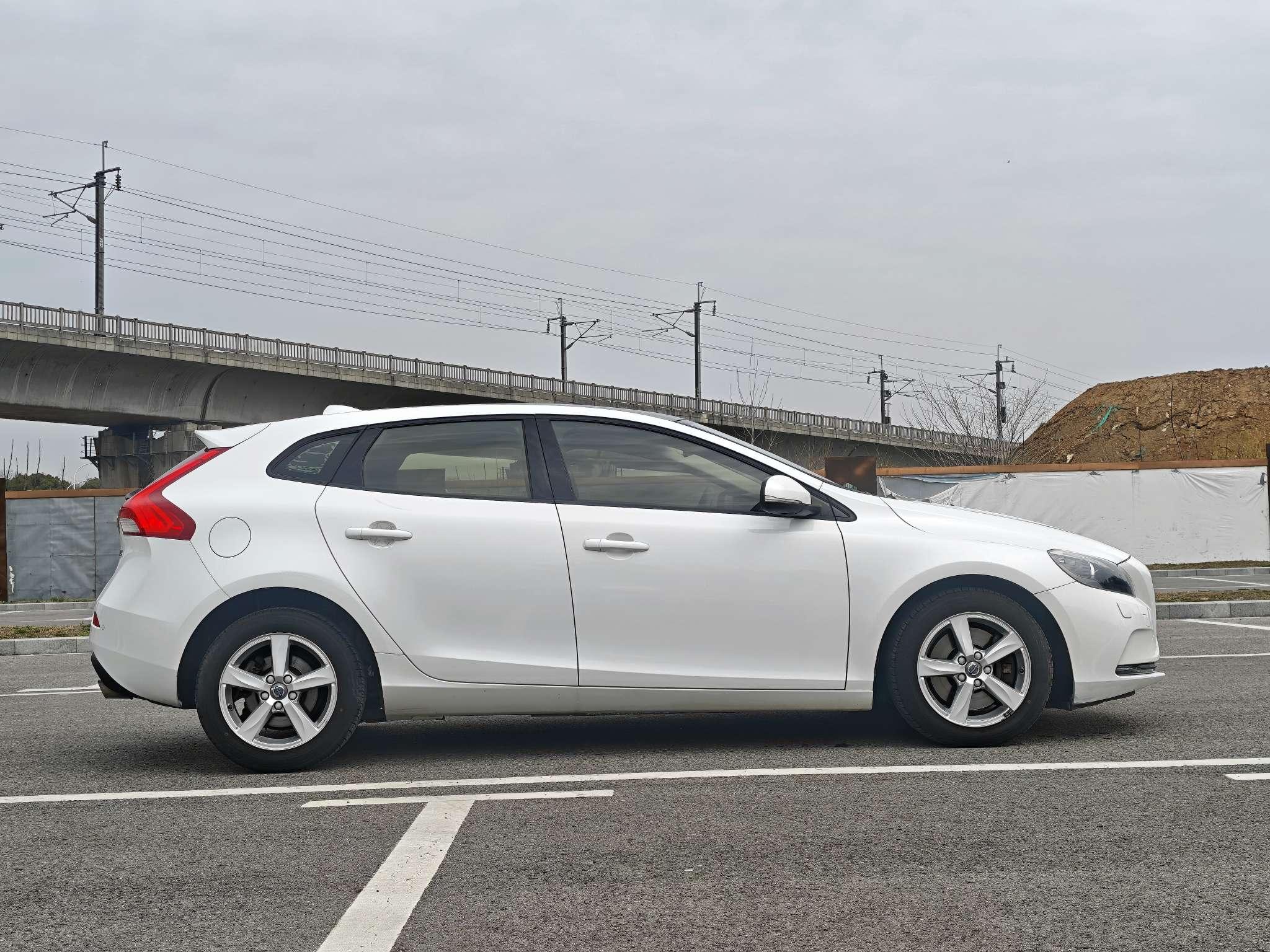 Volvo V40 2016 thumb 6