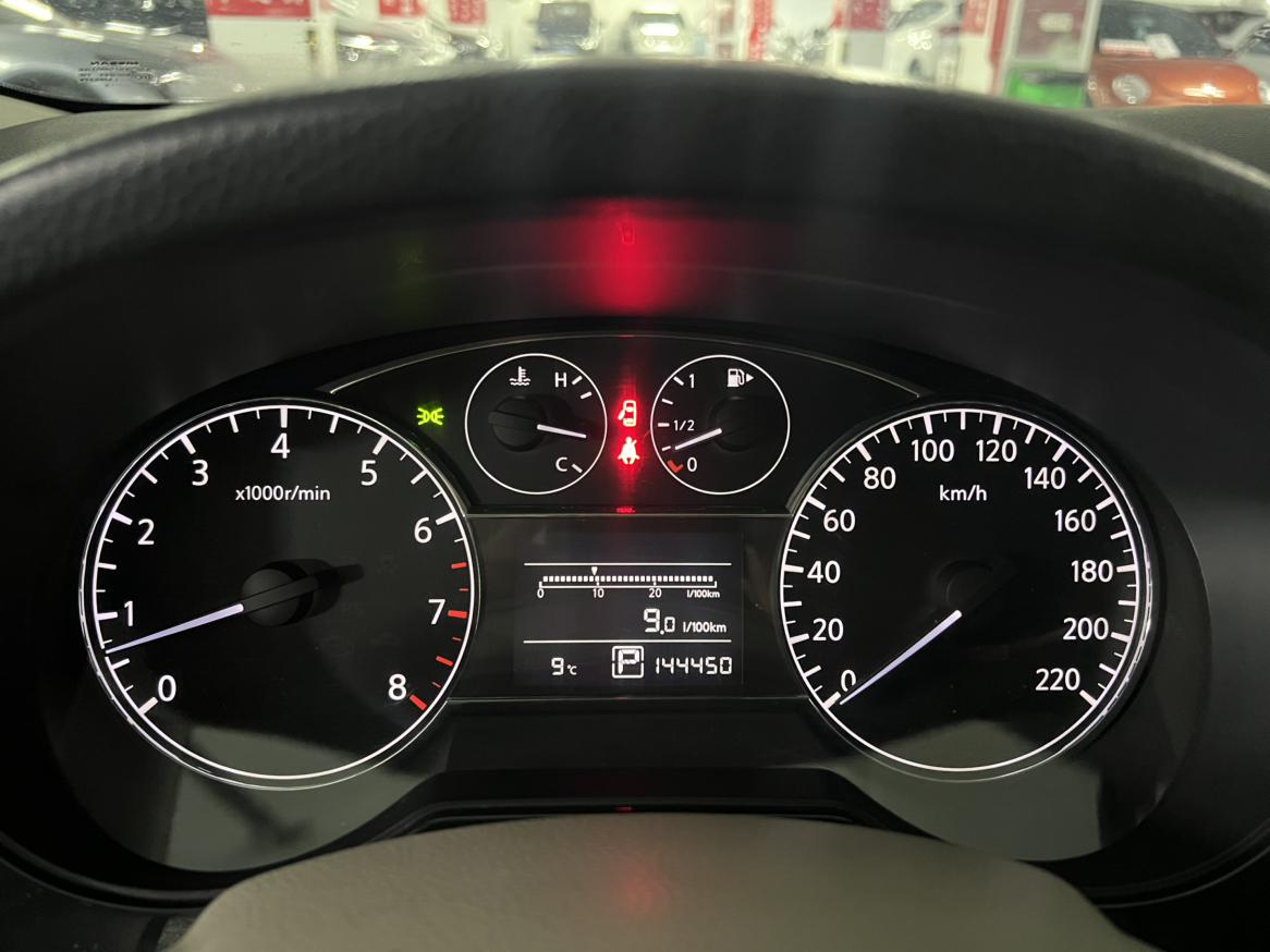 Nissan Tiida 2013 thumb 10