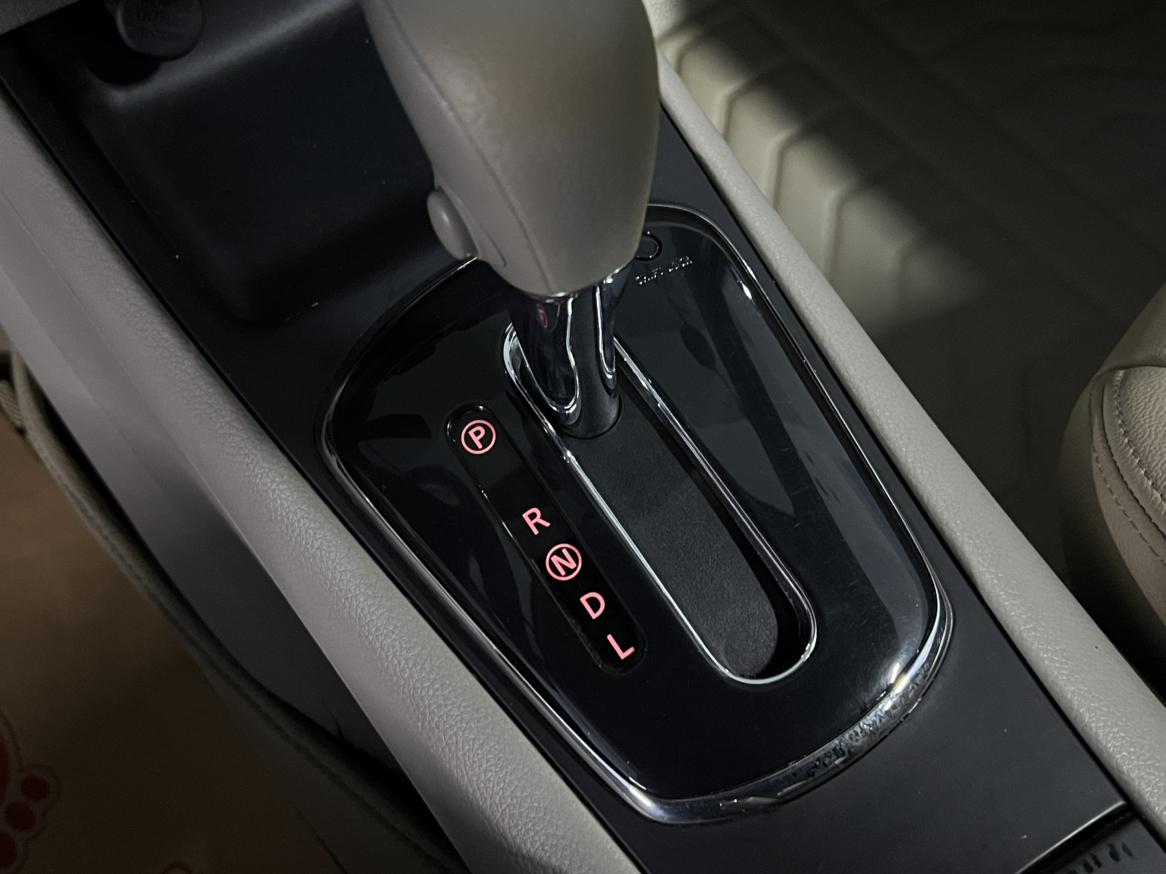 Nissan Tiida 2013 thumb 12