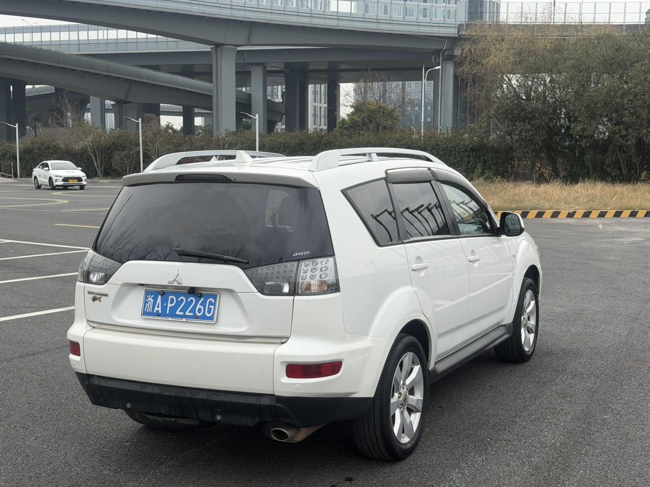 Mitsubishi Outlander 2010 thumb 2