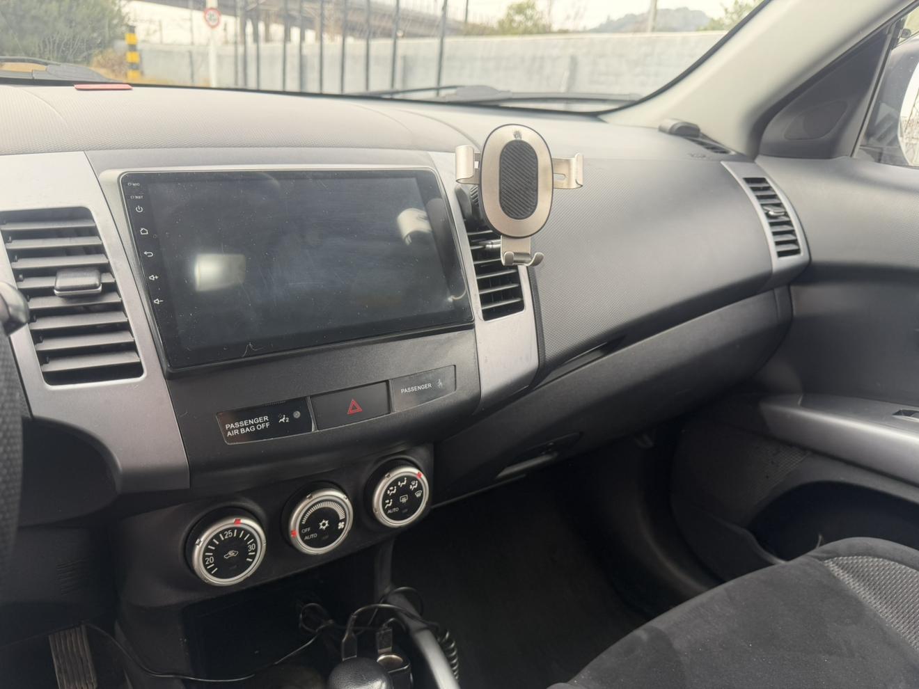 Mitsubishi Outlander 2010 thumb 3
